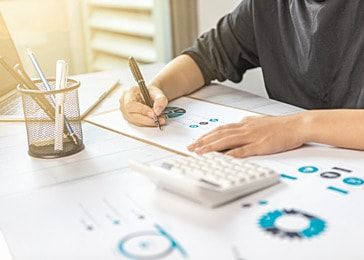 تلميذ رسم الرسوم البيانية في المنزل في مشهد المكتب الخلفية والصورة للتنزيل المجاني pngtree